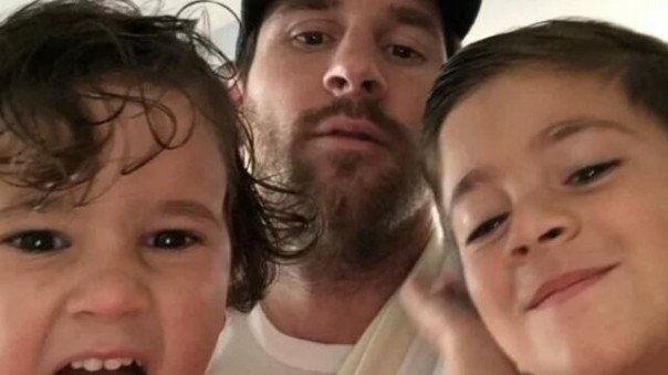 Lionel Messi dan kedua putranya.