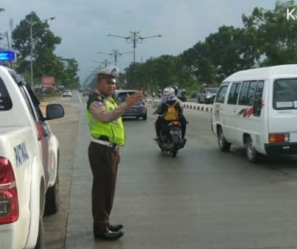 Polantas mengatur arus lalu lintas di jalur barat Kabupaten Kampar