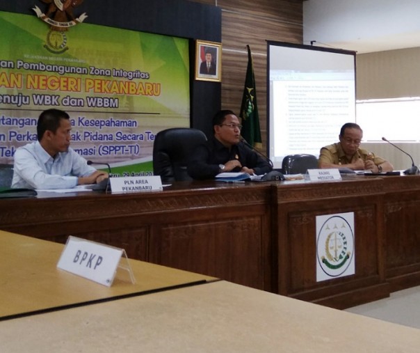 Pertemuan PLN Pekanbaru dengan Pemko Pekanbaru yang dimediasi Kepala Kejari Pekanbaru Soeripto. Foto: Surya/Riau1.