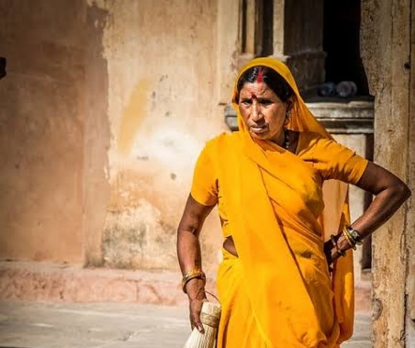 Wanita India menggunakan bindi (Foto: Istimewa/pixabay)