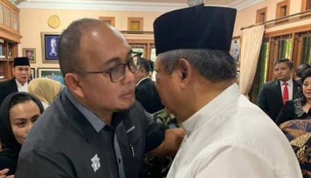 Juru bicara BPN Prabowo-Sandi, Andre Rosiade bersama SBY saat melayat ke Cikeas