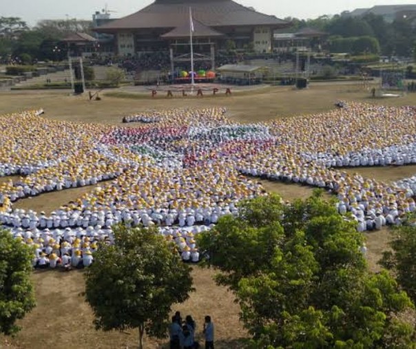 Mahasiswa UGM membentuk lambang burung garuda (Foto: ugm.ac.id)