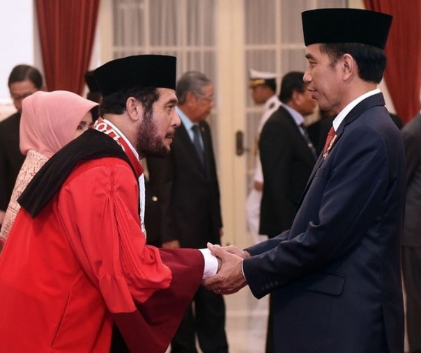 Presiden Jokowi bersalaman usai pengucapan sumpah Anwar Usman sebagai Hakim Konstitusi. Foto: Biro Pers Setpres.