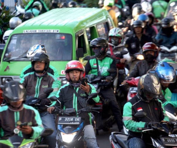 Pengemudi ojek online (ojol) menunggu penumpang. Foto: Antara.