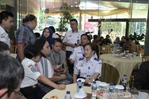 Dirjen Perhubungan Udara, Polana Pramesti saat acara Halal bi halal, Senin.