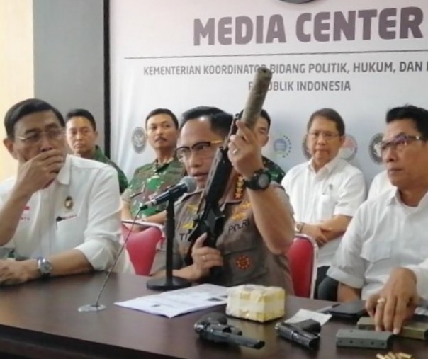 Kapolri Jenderal Tito Karnavian tengah menunjukkan senjata Laras panjang M-4 saat jumpa pers di Media Center Kemenko Polhukam, Jakarta. Foto: Antara.