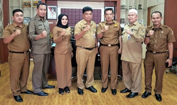 Kepala Dispora Kota Pekanbaru, Zulfahmi Adrian bersama Kepala Disdik Kota Pekanbaru, Abdul Jamal usai rapat koordinasi Program KOSMP