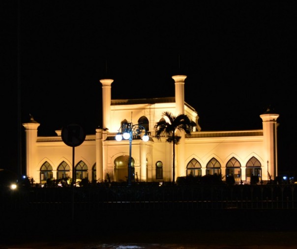 Istana Asserayah Al Hasyimiah atau Istana Siak saat malam hari (Foto: Zar/Riau1.com)