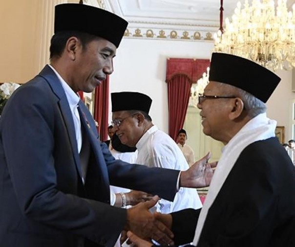 Presiden Joko Widodo (kiri) berjabat tangan dengan Cawapres nomor urut 01 Maruf Amin (kanan) saat halalbihalal di Istana Negara, Jakarta, Rabu (5/6/2019). Foto: Tempo.co.