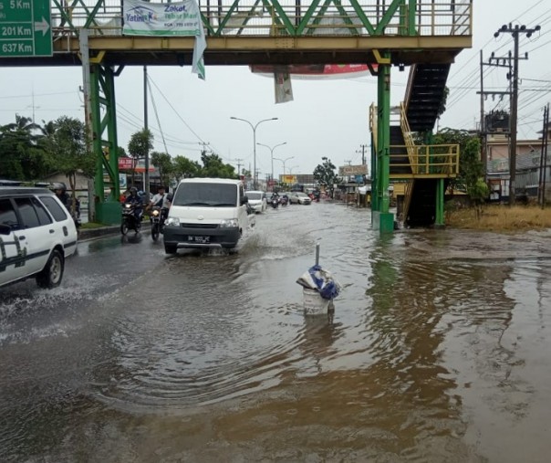 Salah satu lokasi di Jalan Soebrantas, Kecamatan Tampan, yang tergenang banjir, Rabu (12/6/2019). 