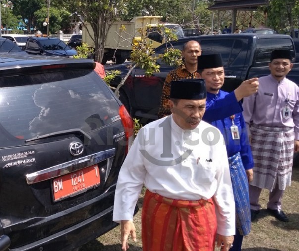 Gubernur Riau, Syamsuar meninjau kendaraan dinas yang berada di halaman rumah dinasnya (Foto:Zar/Riau1.com)