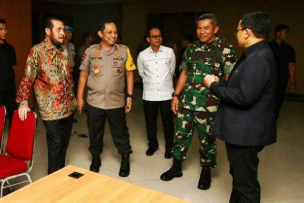 Ketua MK Anwar Usman (kiri) bersama petinggi TNI Polri saat meninjau pengamanan Gedung MK,  Selasa kemarin. 