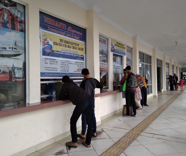 Warga Pekanbaru saat membeli tiket di loket penjualan di Pelabuhan Sungai Duku. Foto: Surya/Riau1.