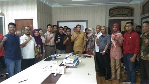 Walikota Pekanbaru, Firdaus bersama jajaran pengurus KONI Kota Pekanbaru usai mengelar audiensi di rumah dinas Walikota (foto: barkah/riau1.com)