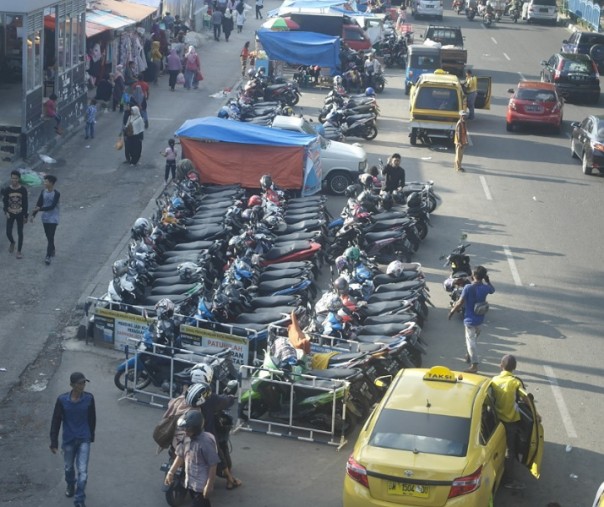 Lahan parkir menggunakan badan jalan di depan Pasar Pusat Pekanbaru. Foto: Surya/Riau1.