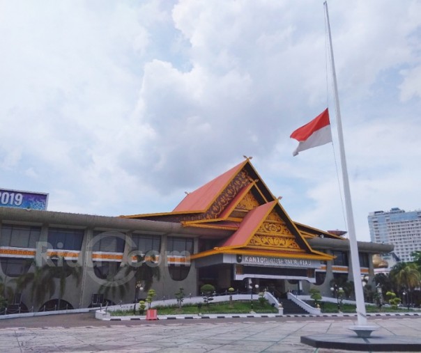 Suasana Kantor Gubernur Riau yang berduka atas meninggalnya Bupati Kampar, Aziz Zaenal dengan menurunkan bendera setengah tiang (Foto: Zar/Riau1.com)