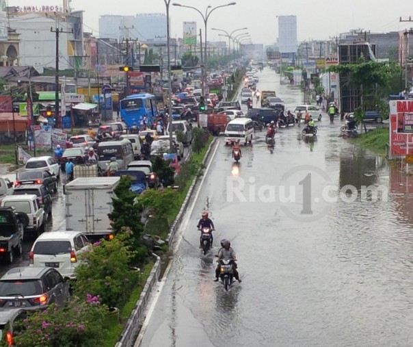 Genangan air di Jalan H.R Soebrantas, Pekanbaru (Foto:Zar/Riau1.com)