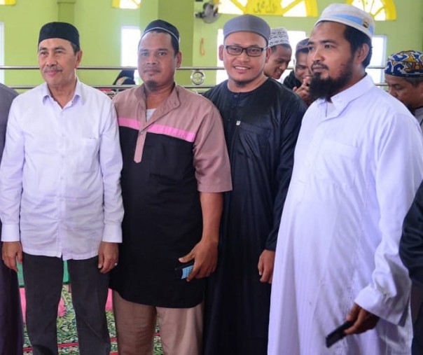Gubernur Riau, Syamsuar lepas 700 santri asal Riau ke Pesantren Al Fatah Magetan, Jawa Timur di Masjid Al Ikhlas Kubang Raya, Pekanbaru Sabtu (Foto: Istimewa) 
