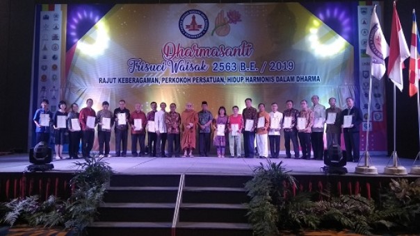Sejumlah pengurus majelis umat Buddha mendapatkan penghargaan saat kegiatan Dharmasanti Waisak di SKA Co Ex Pekanbaru yang menjadi puncak perayaan Trisuci Waisak 2563 BE/2019 (foto: barkah/riau1.com)
