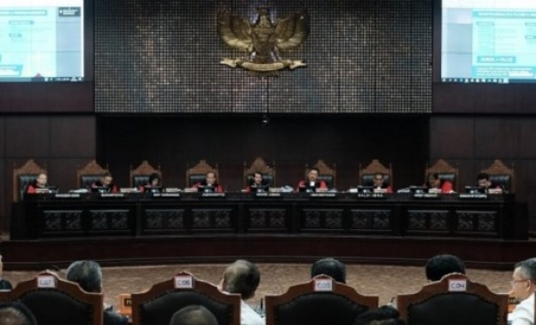 9 Hakim MK saat sidang perdana sengketa PHPU Pilpres 2019 yang diajukan Tim kuasa hukum Prabowo-Sandi