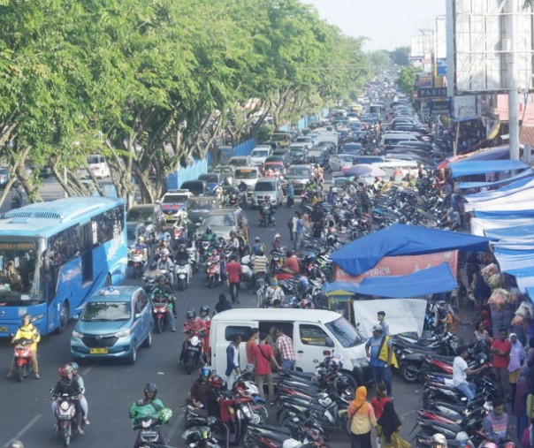Penataan lokasi parkir yang menyebabkan kemacetan di Jalan Jenderal Sudirman, tepatnya di depan Pasat Pusat Pekanbaru. Foto: Surya/Riau1.