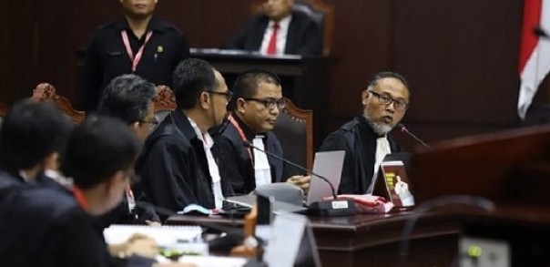 Tim kuasa hukum Prabowo-Sandi dalam sidang perdana sengketa PHPU Pilpres 2019 di MK