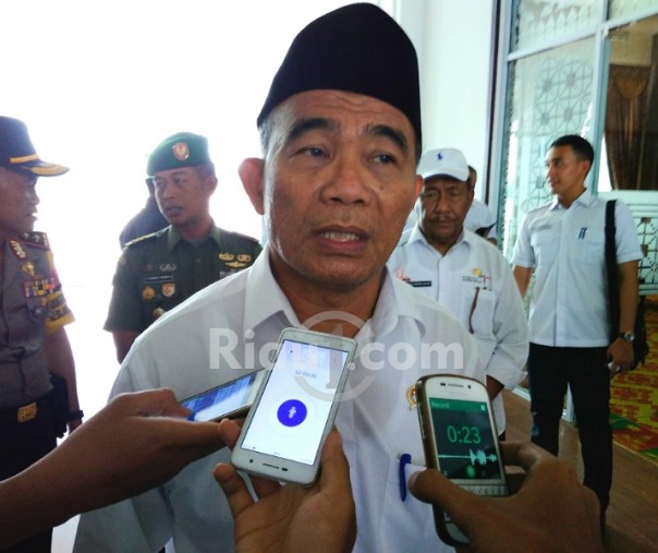 Menteri Pendidikan dan Kebudayaan (Mendikbud) Muhadjir Effendy saat berada di ruang VVIP Bandara SSK II Pekanbaru (Foto: Zar/Riau1.com)