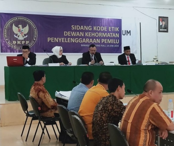 DKPP menggelar sidang pemeriksaan dugaan pelanggaran kode etik oleh para komisioner KPU Kabupaten Kuansing, Jumat (14/6/2019). Foto: Bawaslu Riau. 