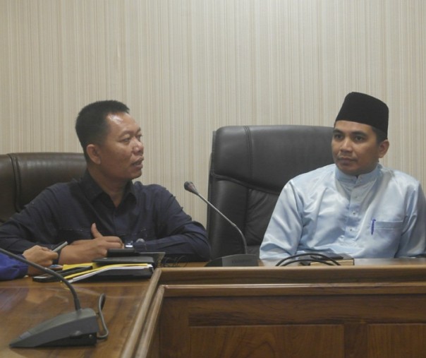 Kepala Dinas PUPR Indra Pomi Nasution (kiri) bersama Kepala Bapenda Zulhelmi Arifin usai rapat persiapan HUT ke-235 Pekanbaru, Jumat (14/6/2019). Foto: Surya/Riau1.