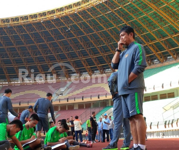 Pelatih Timnas U-23 Indonesia, Indra Sjafri saat berada di Stadion Utama Riau (Foto: Zar/Riau1.com)