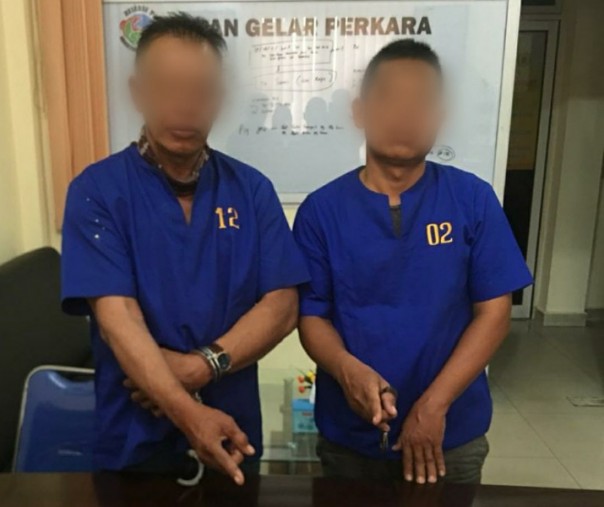 Kedua pelaku usai diamankan ke Mapolres Dumai.