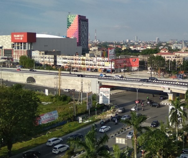 Jembatan layang (flyover) di depan Mal SKA dilengkapi terowongan untuk penyeberangan orang. Foto: Surya/Riau1.