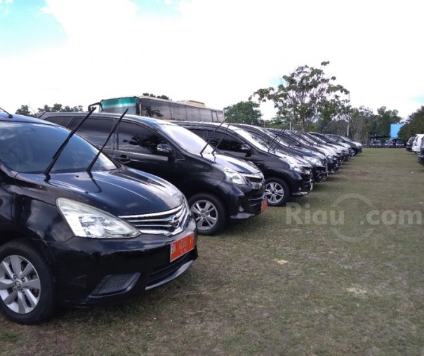 Kendaraan Dinas Pemprov Riau yang dikandangkan di rumah Dinas Gubernur Riau (Foto: Zar/Riau1.com)