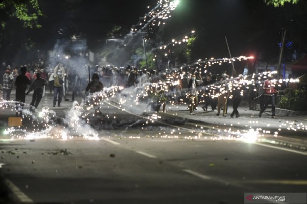 Tembakan gas air mata dari aparat Kepolisian saat Aksi Massa 22 Mei di sekitar Bawaslu RI. 
