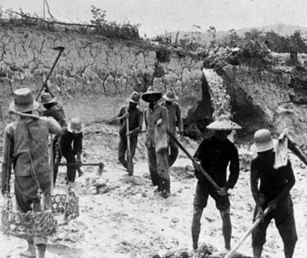 Buruh tambang timah saat berkerja di lokasi tambang di Belitung Tahun 1930. Foto: Tropenmuseum of the Royal Tropical Institute (KIT).