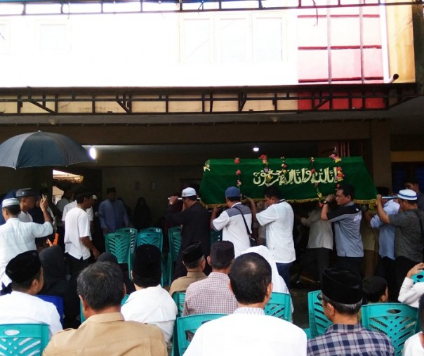 Jenazah Syahril saat dipindahkan dari dalam ruangan ke beranda rumah di Jalan Datuk Laksamana. Foto: Surya/Riau1.