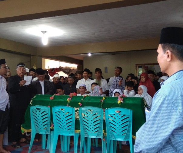 Hasan Nusri, saat akan melepas jenazah ponakannya Ketua PGRI Riau Syahril di rumah duka, Jalan Datuk Laksamana, Selasa (18/6/2019). Foto: Surya/Riau1.