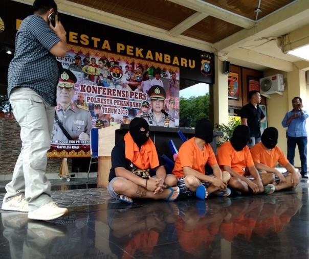 Empat pelaku Keributan Pujasera di Jalan Riau (Foto: Zar/Riau1.com)