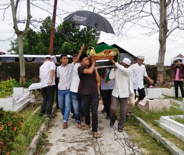 Jenazah Ketua PGRI Riau Syahril saat digotong menuju liang lahat di TPU Gobah, Kecamatan Sail, Pekanbaru, Selasa (18/6/2019). Foto: Surya/Riau1.