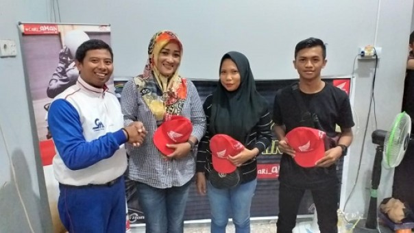 Insruktur Safety Riding Capella Honda Riau, Steven bersama sejumlah karyawan PT Mega Finance Tembilahan