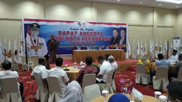 Ketua KONI Kota Pekanbaru, Anis Murzil memberi sambutan dalam RAT KONI Kota Pekanbaru di Hotel Resty Menara Pekanbaru (foto: barkah/riau1.com)