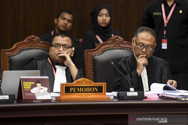 Kuasa Hukum Prabowo-Sandi, Denny Indrayana dan Bambang Widjojanto. 