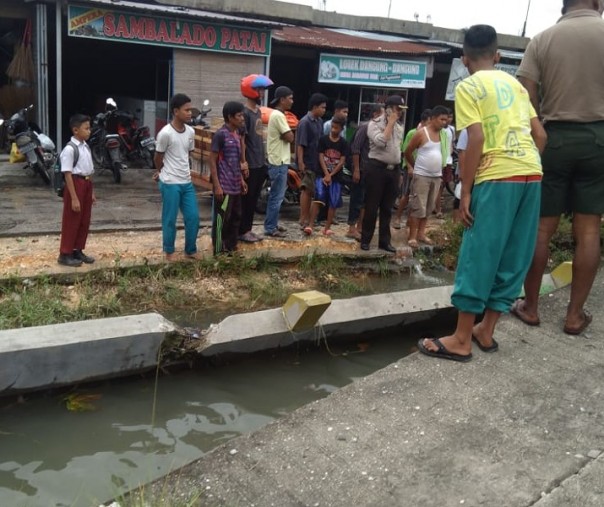 Pagar penahan abrasi drainase rusak parah di Jalan Suka Karya, Tampan, Pekanbaru. Foto: Istimewa.