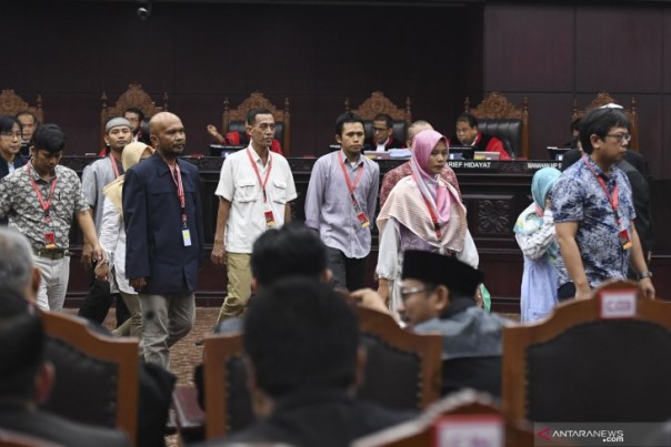 Para saksi Kubu Prabowo-Sandi saat memasuki ruang Sidang Mahkamah Konstitusi, Rabu. 