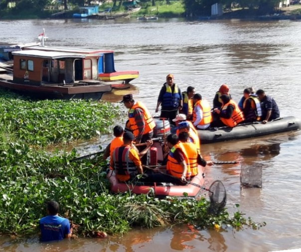 Wali Kota Pekanbaru Firdaus bersama rombongan Forkompimda membersihkan  enceng gondok yang tumbuh di pinggiran Sungai Siak, Kamis (20/6/2019). Foto: Istimewa.