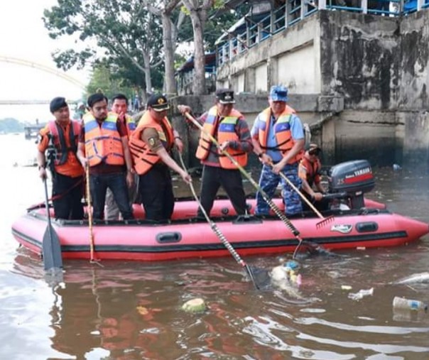 Wali Kota Pekanbaru Firdaus bersama Forkompimda membersihkan sampah yang mengambang di Sungai Siak, Kamis (20/6/2019). Foto: Istimewa.