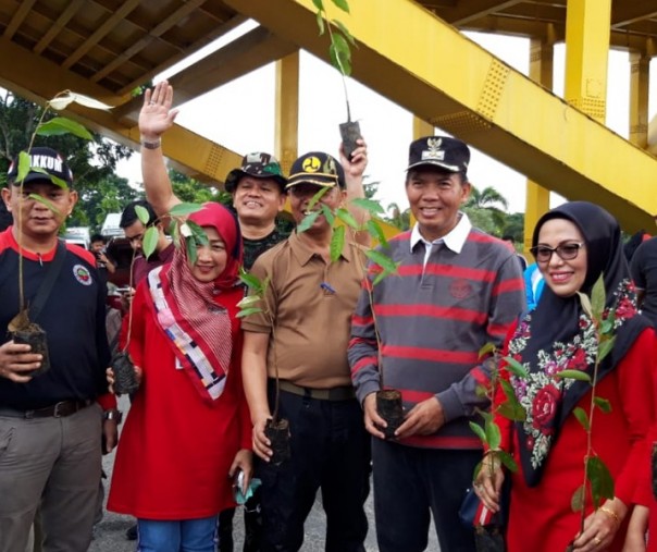 Wali Kota Pekanbaru Firdaus (dua dari kanan)  foto bersama sebelum menanam bibit pohon di pinggiran Sungai Siak, Kamis (20/6/2019). Foto: Istimewa.
