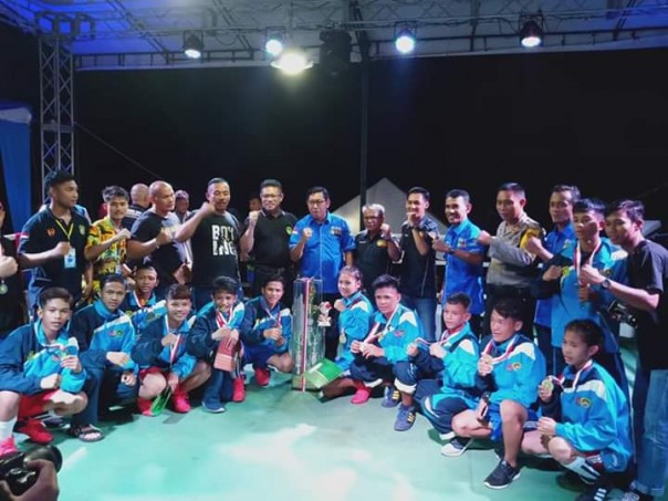 Penyerahan hadiah Pada Kejuaraan Tinju Amatir Yunior Youth Bupati Cup 2019