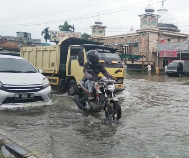 Beginilah kondisi Jalan Soebrantas, Panam, bila diguyur hujan deras selama beberapa jam. Foto: Riau1.