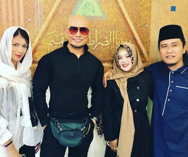 Deddy Corbuzier berfoto saat dirinya resmi menjadi mualaf (Foto: Istimewa/Internet)